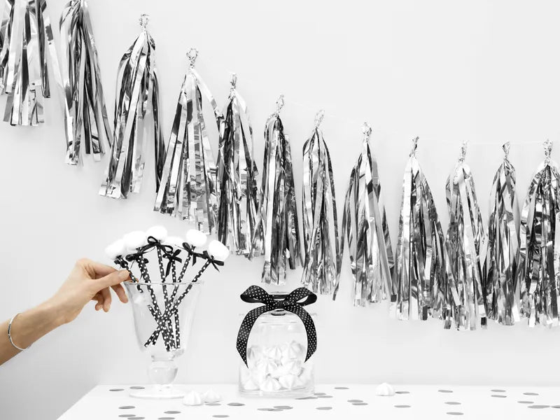 Guirnalda de borlas de papel de aluminio, color plata (12 borlas)